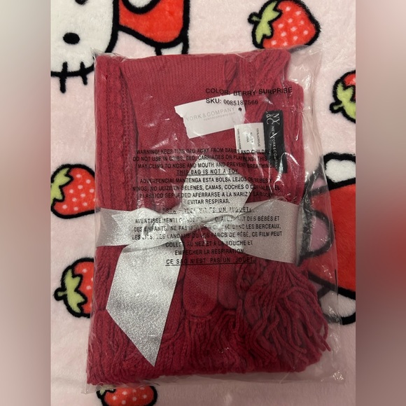 Lurex Cable Scarf And Gloves Set In red From NY&C! - Picture 4 of 6